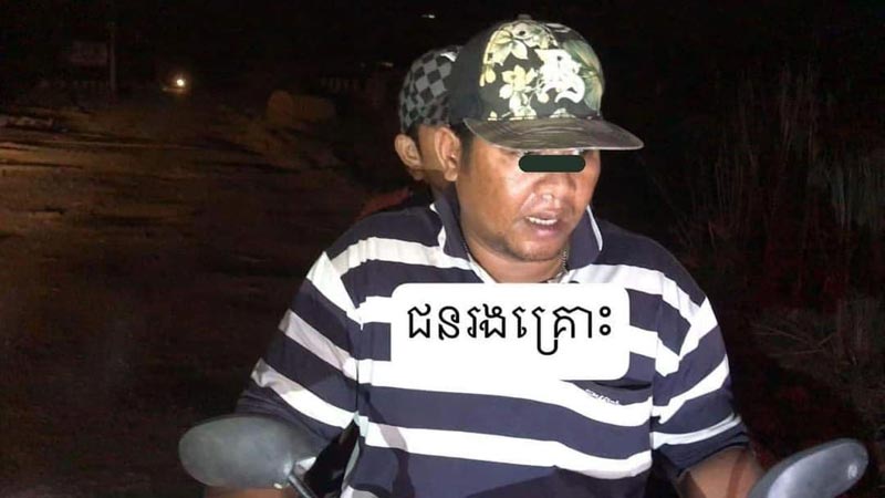 ជន​ស​ង្ស័យ​២​នា​ក់​ តាំង​ខ្លួ​ន​ជា​សម​ត្ថ​កិ​ច្ច ឈ​រ​កា​ក់​ផ្លូវឆែ​ក​ឆេរ​​ ​ម៉ូ​​តូ​ប្រ​ជាព​ល​រដ្ឋ​ ត្រូ​វ​ជ​ន​រង​គ្រោះ​ ​និង​អ្ន​ក​ភូមិ​ វា​យ​ទ្រោមខ្លួន