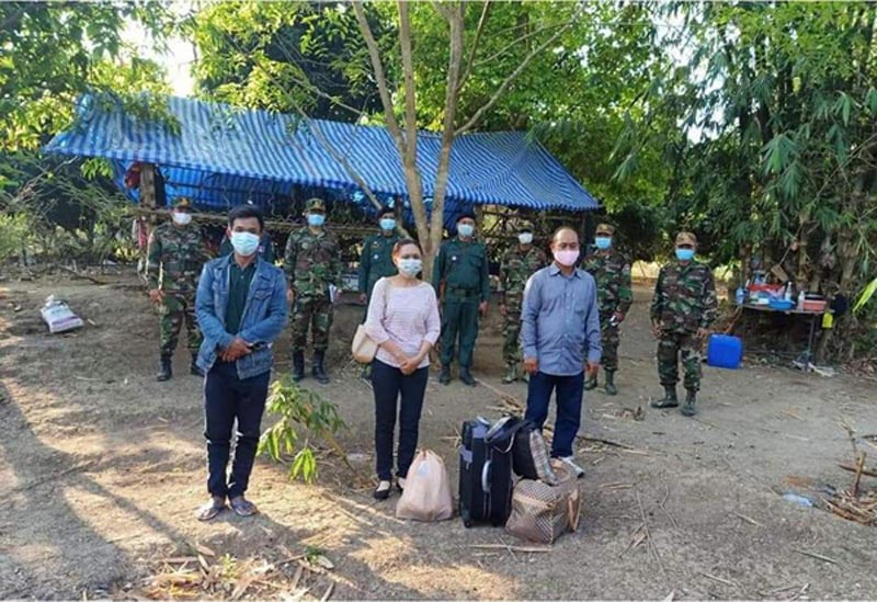 សូមកុំ​គេ​ច​វេ​ស ​៖​ ​ឃាត់​ព​ល​ករ​ខ្មែ​រ​៣នា​ក់ ប​ញ្ជូ​ន​មក ម​ណ្ឌលធ្វើ​ច​ត្តា​ឡឺ​ស័ក​វិ​ញ​